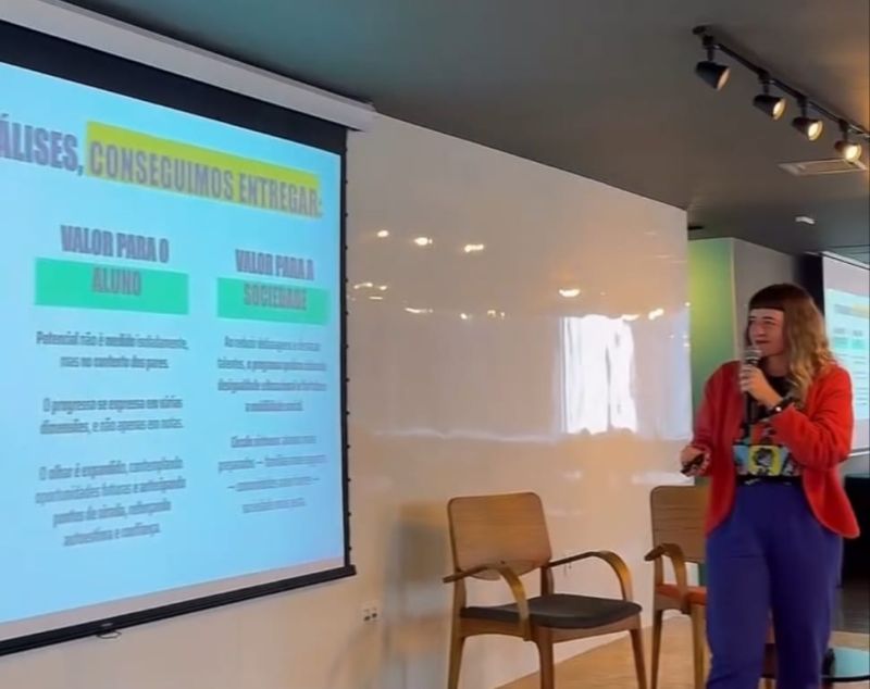 Marcella apresentando no Hackathon Mulheres em Dados