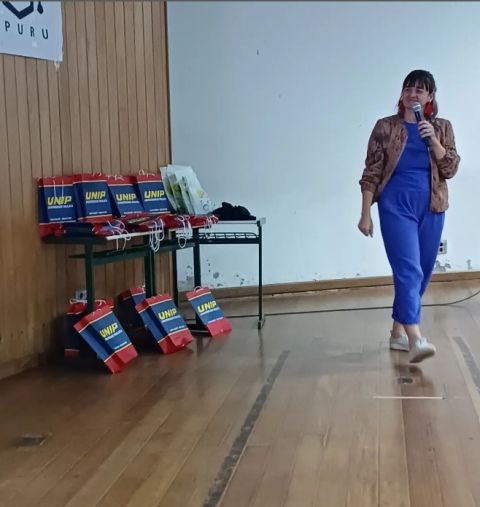 Marcella palestrando na ETEC Uirapuru